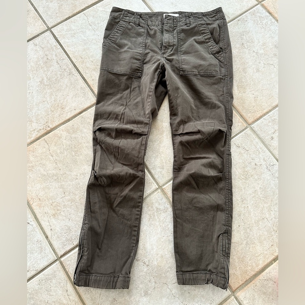 Aritiza/TNA Dark Green Cargo Pants with Pockets and Ankle Zippers Size 6